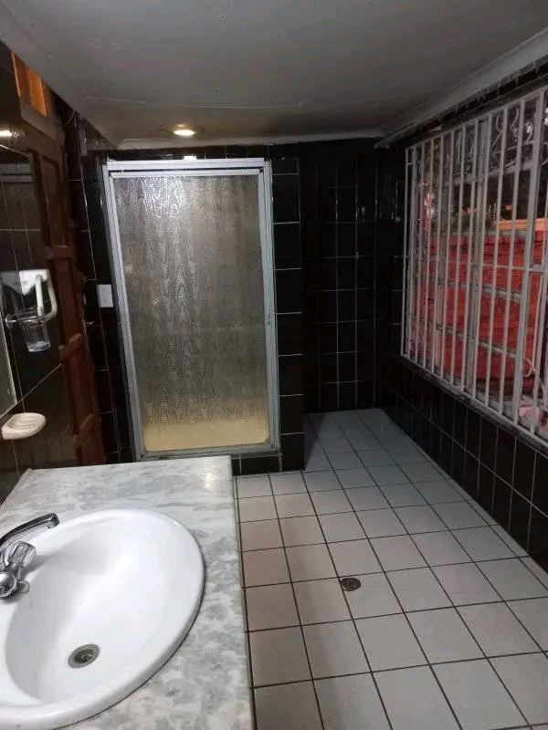 3 bedroom house with 2 bathroom house to let   in Kensington