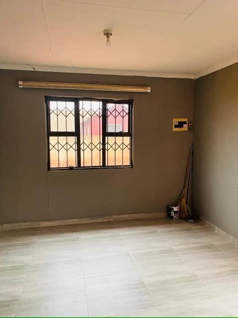 3 bedroom house 🏠 available ext 20 for mor  in Protea Glen
