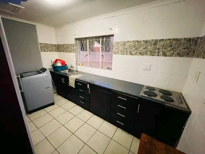 1 bedroom cottage with en-suite shower and to  in Old Birch Acres