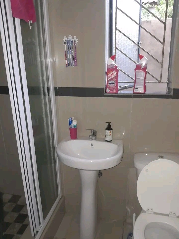 2 fitted bedroom cottage comes with fitted ki  in Norkem Park