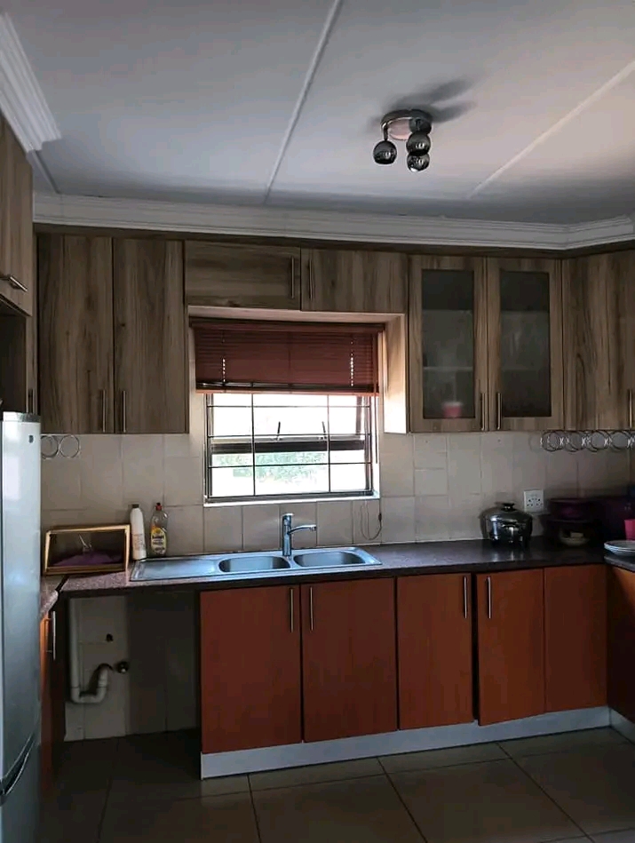 3 spacious bedrooms upstairs, main bedroom en  in Randburg
