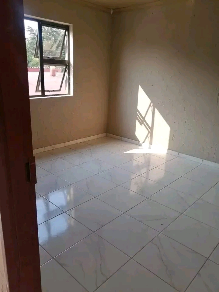 Medium sized room available with shared bathr  in Soweto