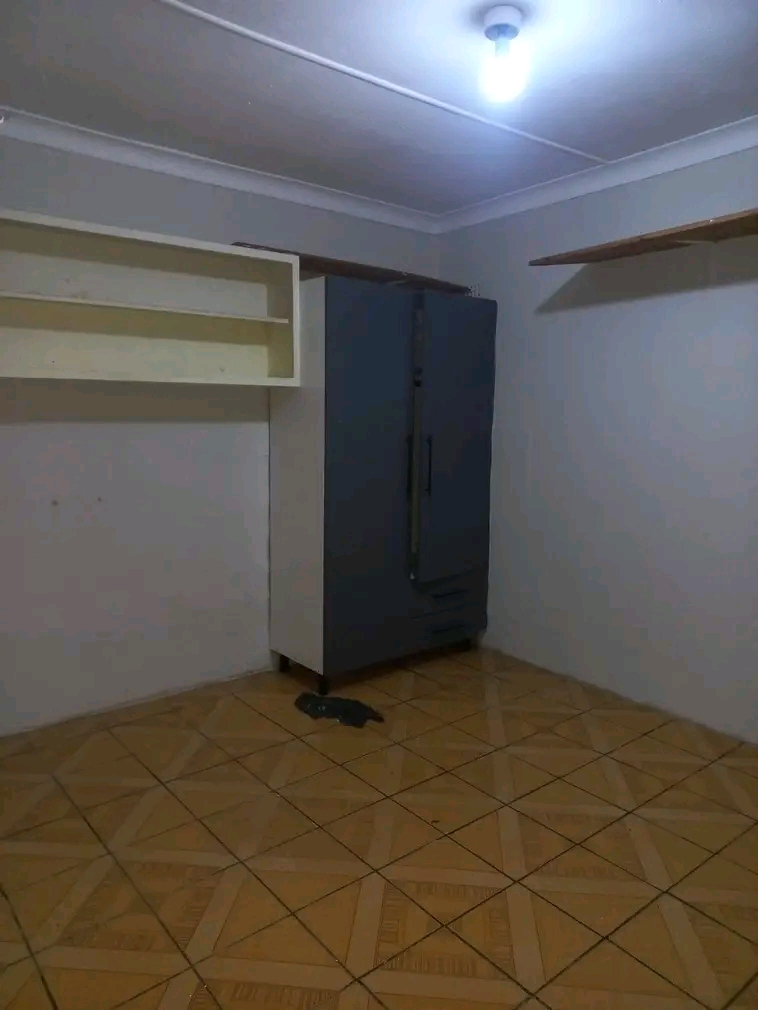 Room to rent on commissioner street with, car  in Kempton Park