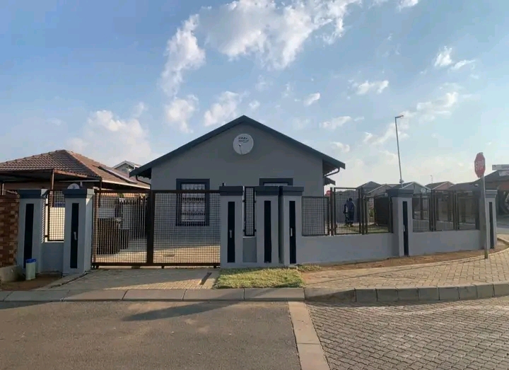 This beautiful house is empty & available to   in Boksburg