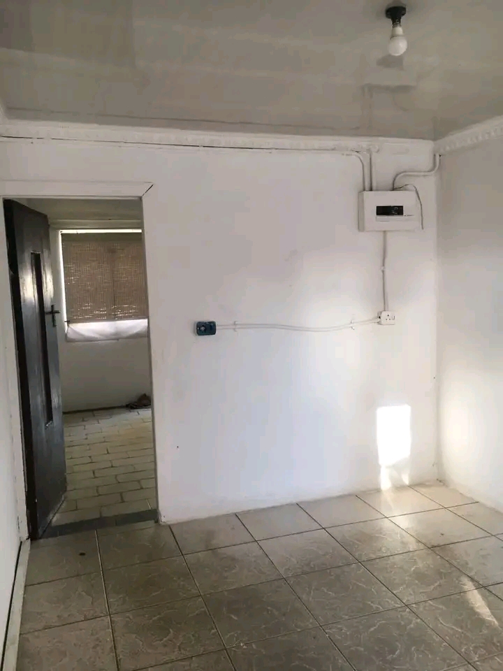 Rent r2500
deposit r2500
1 bedroom 
lounge  in White City Jabavu