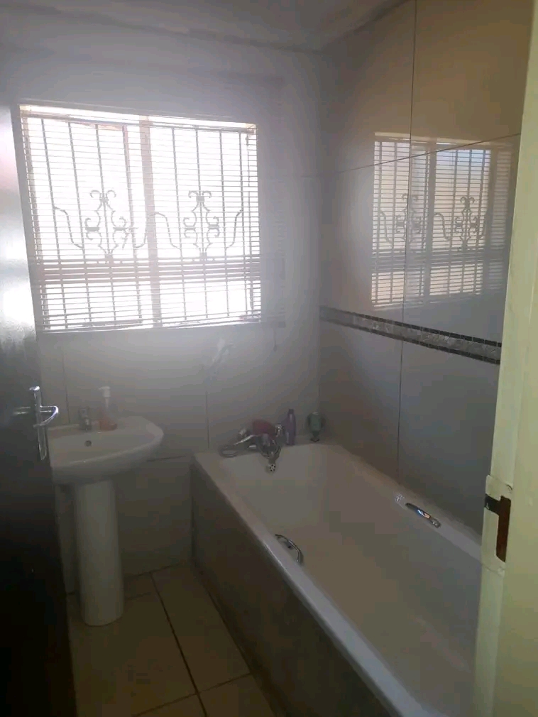 Area: ext25📍
rental price r5500 plus depo  in Vosloorus