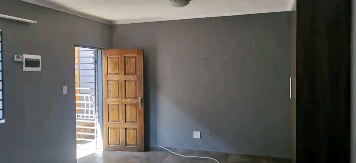 📍rental open plan bachelor
r3700 pm
r370  in Kempton Park