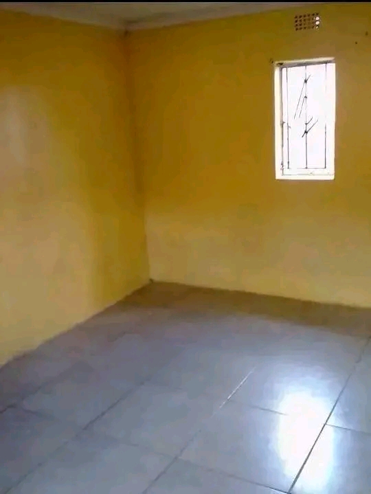 Room available rent 1900 deposit 500 tht u ca  in Orlando East