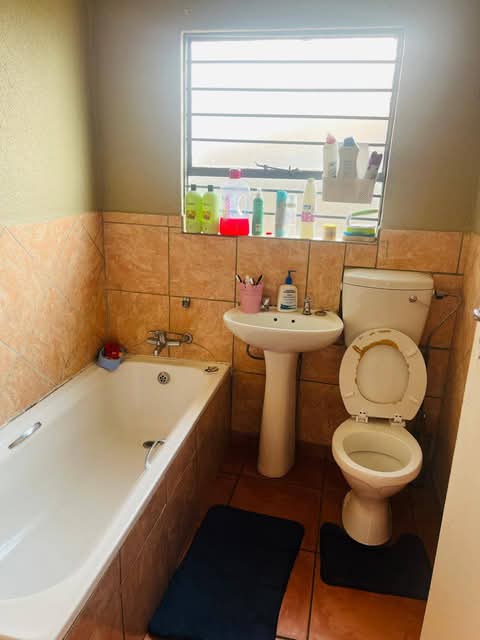 3 bedroom house in ext 5 available from 1 mar  in Cosmo City