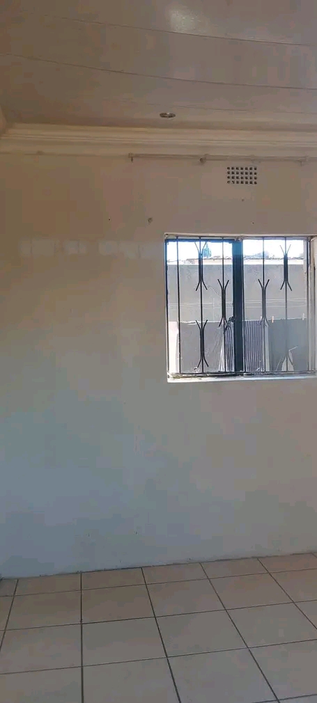 Room  near municipal and ikhwezi train statio  in Zondi