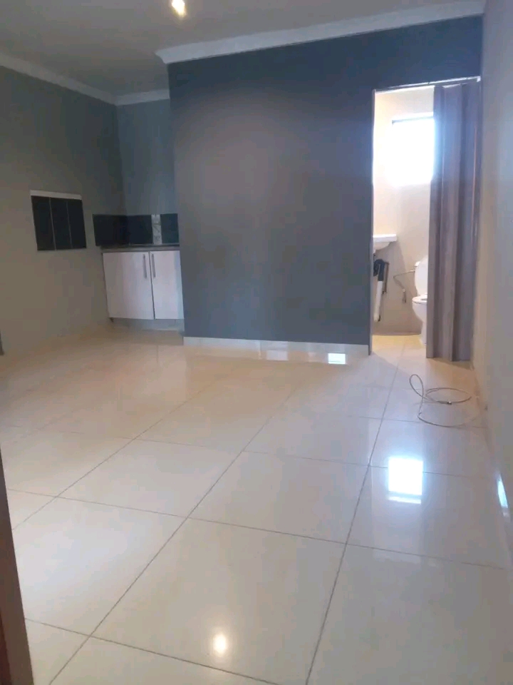 Cottage available in ex2 
r2900 rent includi  in Rabie ridge