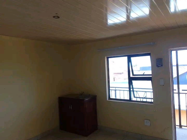 Room available at tshepo section is 1600 depo  in Tembisa