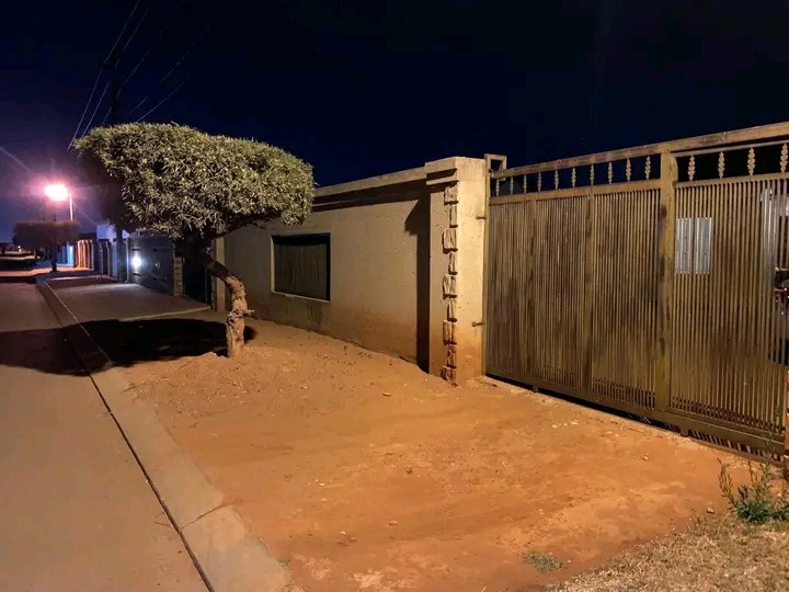 2 bedroom house available at ext 26
**for r4  in Protea Glen