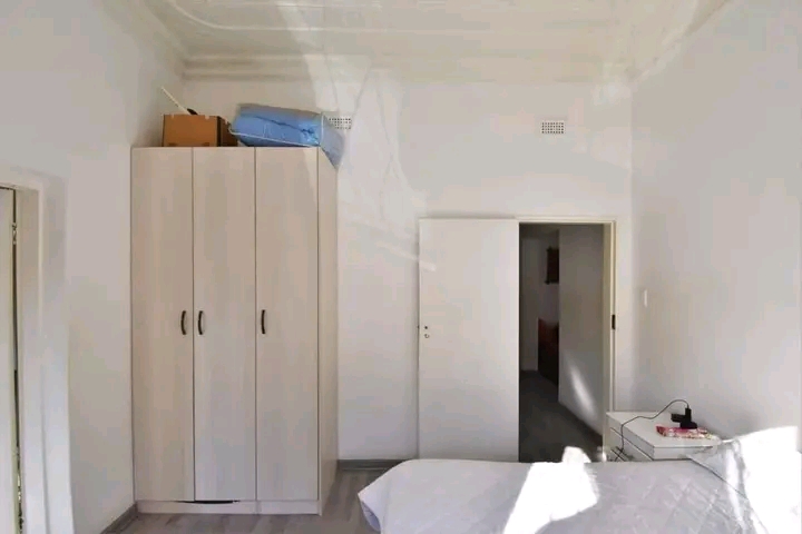 4 bedroom house
2 bathrooms
kitchen 
prepa  in Germiston