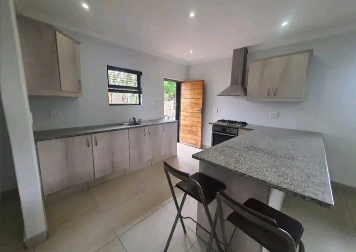 Modern neat clean 1 bedroom apartment on the   in Bezuidenhout Valley