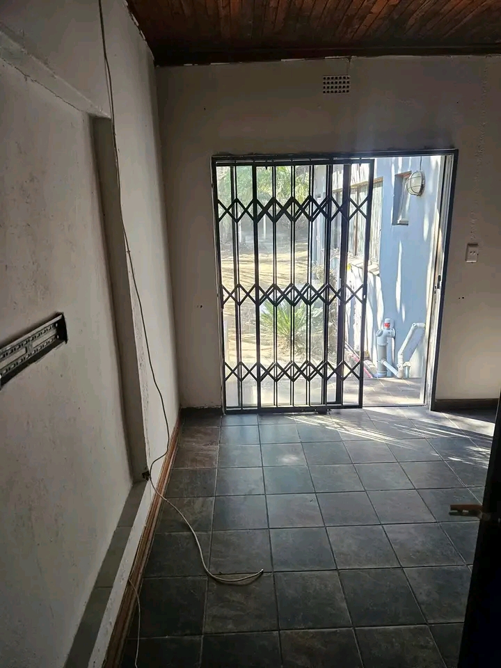 Spacious garden cottage available immediately  in Lombardy East