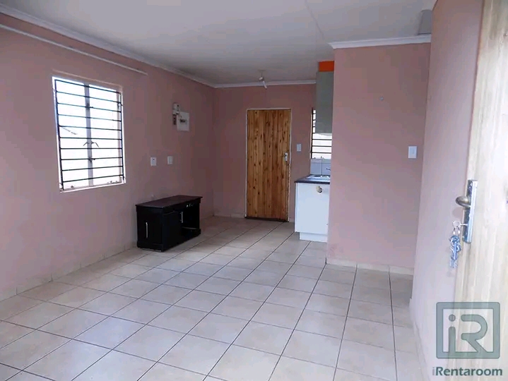 2 bedroom family house available to rent
ren  in Soweto
