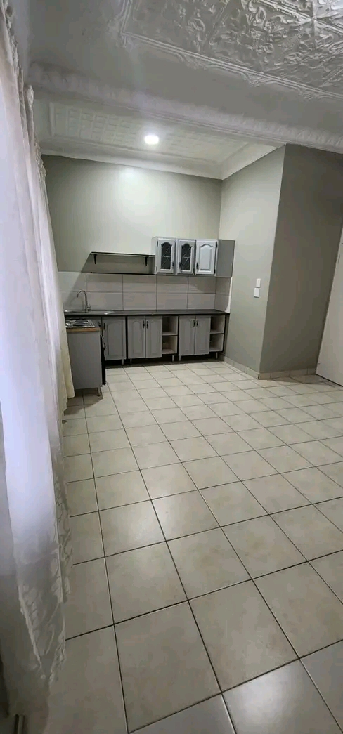 1 bedroom cottage available now for r5700 wat  in Kensington