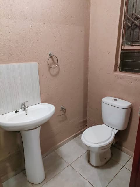 Bachelor unit available at ext 2 with prepaid  in Soshanguve