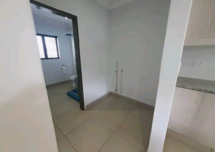 Modern neat clean 1 bedroom apartment on the   in Bezuidenhout Valley