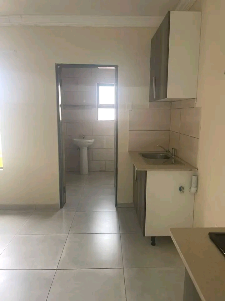 Bachelor room available in ext 36.

bachelo  in Olivenhoutbosch