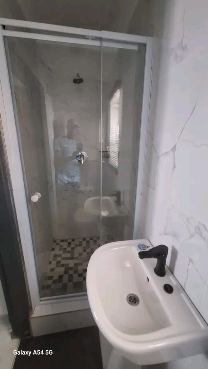 This well-designed bachelor unit at oscar is   in Birchleigh North