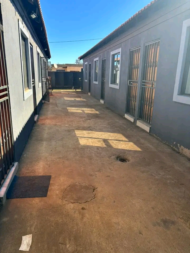 Room to rent (own shower and toilet)  ext 8 p  in Palm Ridge
