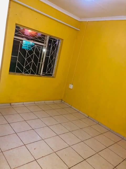 R3500 rent every month’s 
r3000 deposit re  in Olifantsfontein