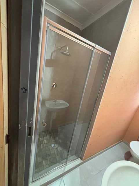 2 roomed bachelor accommodation toilet n show  in Leondale