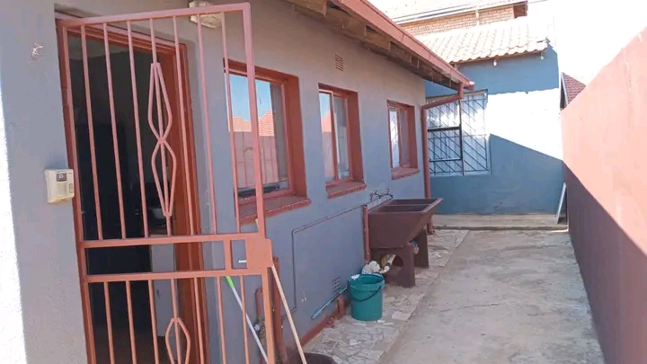 2 bedroom house to rent in ext 2

situated   in Protea Glen