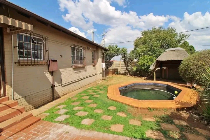 This beautiful 3 bedroom, 1 bathroom, kitchen  in Germiston