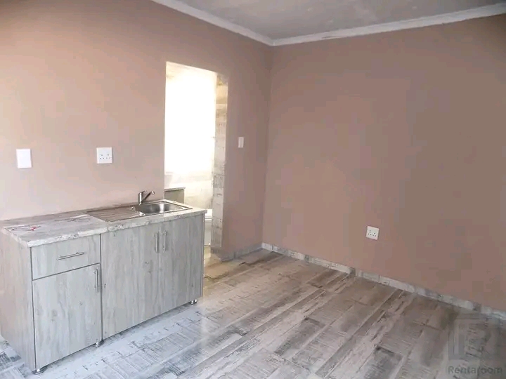 Ensuite room available to rent
rent: r2000 p  in Protea Glen