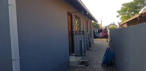 A 3 bedroom house is available in midrand
re  in Rabie ridge