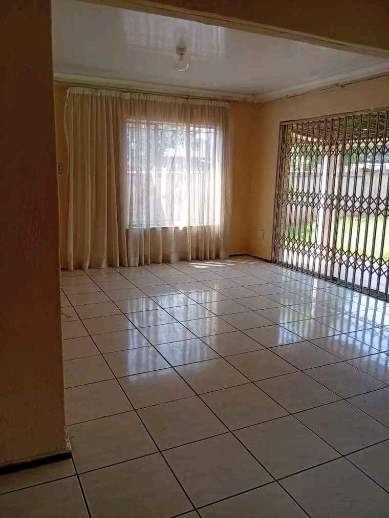 3 bedrooms house with a fitted kitchenette, f  in Tembisa