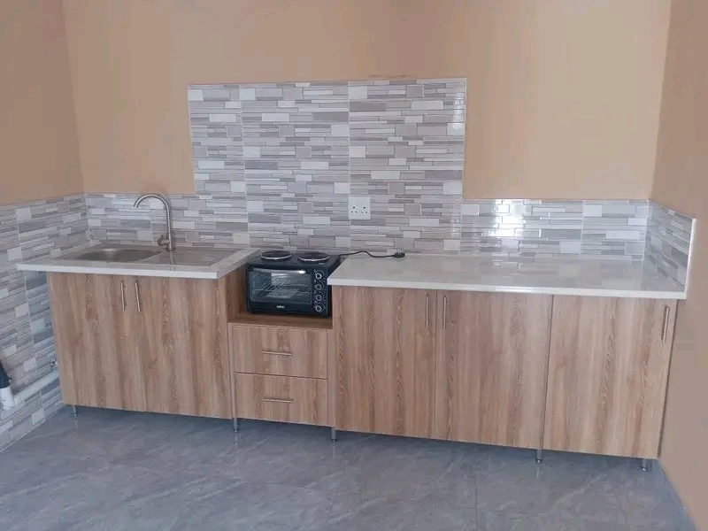 Bachelor available tlamatlama extension r4000  in Tembisa
