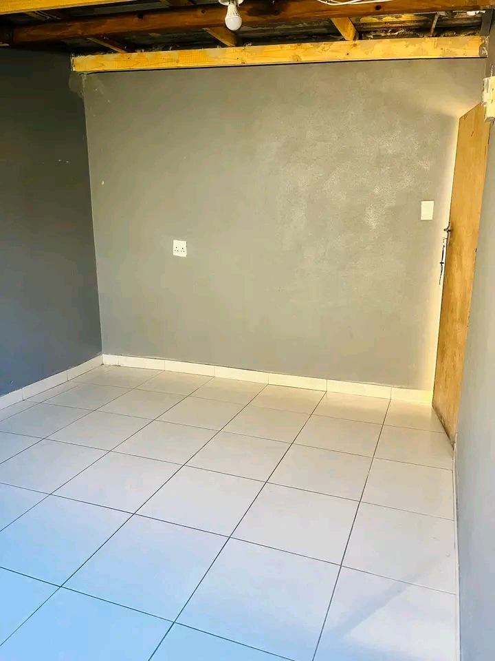 Big room available for month end in vusimizi   in Tembisa