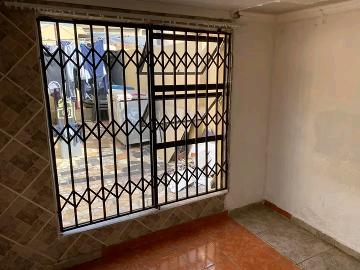 Room available in west

r1800 coming as sin  in Krugersdorp