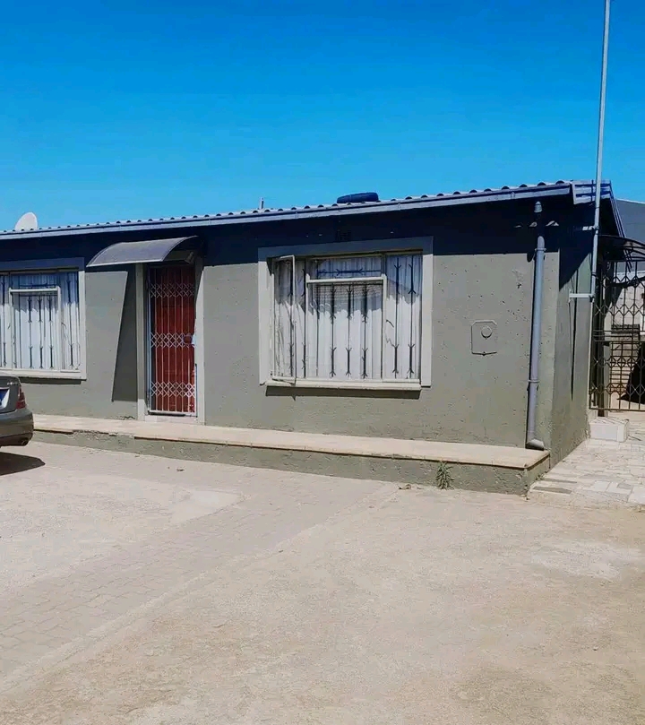 A beautiful 2 bedroom house fully tiled, kitc  in Tembisa