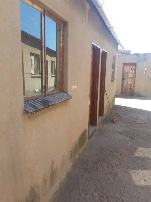 2 room available in mqantsa section for 2500   in Tembisa