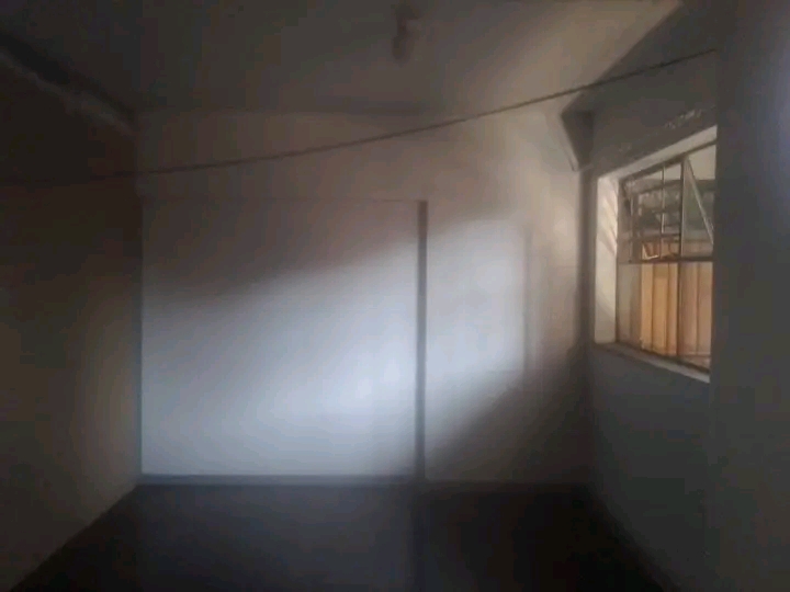 Big lockable sitting room r2700 and a big ope  in Hillbrow