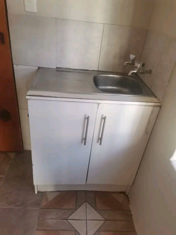 Room to rent ext 10 
rent 2500
deposit half  in Cosmo City