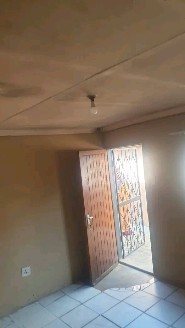 Room available for rental monthly rent 1000 i  in Vosloorus