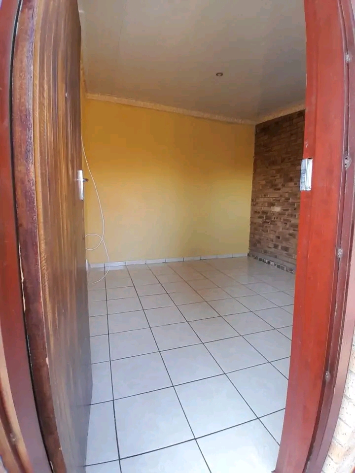 Room to let..in joburg south available immedi  in Naturena