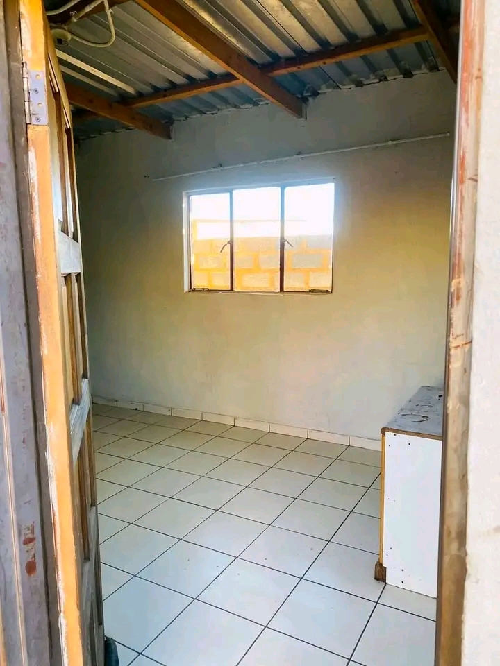 Room available next to midway phase 1...rent   in Bramfischerville