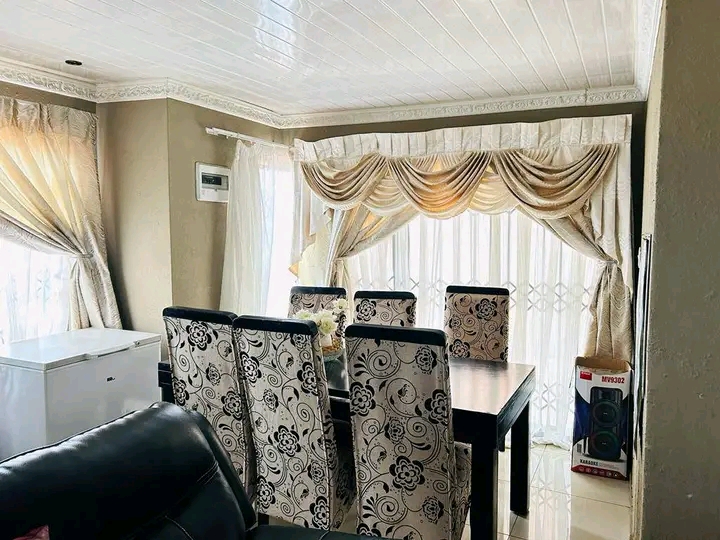 2 bedroom house with 1 empty outside room  ho  in Protea Glen