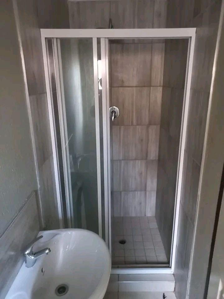 1 beautiful neat bachelor available 
 availa  in Vosloorus