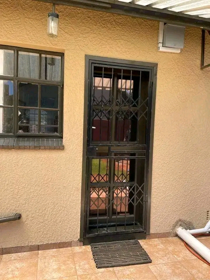 One bedroom cottage 🏠
r3600 rental 💰
  in Birch Acres