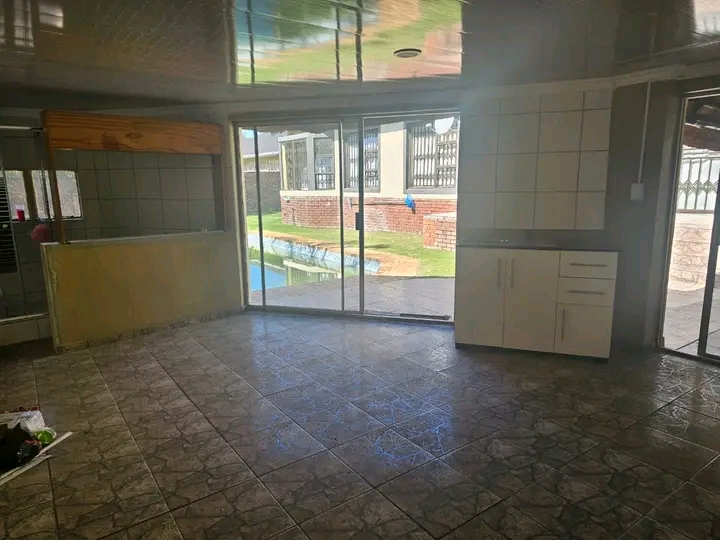 Bachelor cottage to rent r3800 per month 
av  in Norkem Park