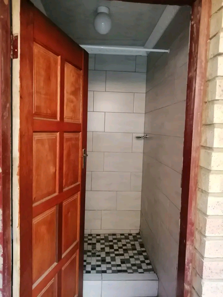 Room to rent ext 13 
r1300
electricity prep  in Protea Glen