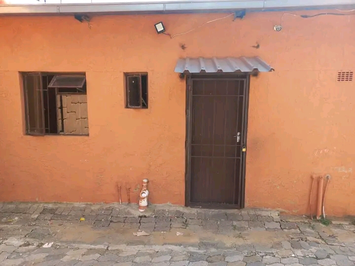 Neat and spacious one bedroom cottage availab  in The Hill